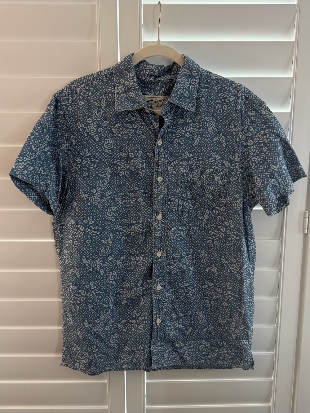 American Eagle Outfitters Blue Floral Short-Sleeve Button-Down Shirt